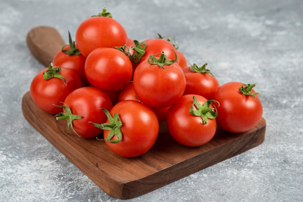 tomaten auf holzbrett